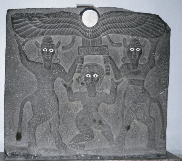 Gilgamesh Tablet - Ο θεός Ένκι στη μέση  με παρέα δεξιά κι αριστερά (από το  Μουσείο τού Χαλεπίου στη Συρία)